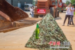 挖掘机吊挂啤酒瓶 - Hb.Chinanews.Com