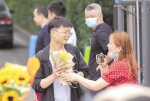 6月9日，华中科技大学附属中学考点，家长为结束高考的考生送上鲜花。 （湖北日报全媒记者 柯皓 摄） - 新浪湖北