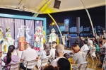 6月12日晚，游客在武汉“船长9号”游轮上观赏武汉汉剧院演员表演的《贵妃醉酒》片段。（湖北日报全媒记者 柯皓 摄） - 新浪湖北