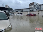 资料图：6月10日，暴雨致贵州贵阳一路段处积水，车辆被淹。　郑宇 摄 - 新浪湖北