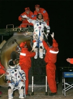 2005年10月17日，神舟六号返回舱在内蒙古四子王旗中部草原成功着陆，首先出舱的航天员费俊龙看着聂海胜出舱。新华社记者 王建民 摄 - 新浪湖北