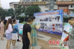 保康民警在广场开展安全宣传活动。丁炎 摄 - Hb.Chinanews.Com