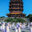 2020年10月1日，游客在武汉黄鹤楼景区观看演出。（新华社记者肖艺九 摄） - 新浪湖北