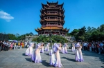 2020年10月1日，游客在武汉黄鹤楼景区观看演出。（新华社记者肖艺九 摄） - 新浪湖北