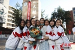 资料图：6月10日，在北京人大附中高考考点外，考生们相拥拍照留念。当日，北京市2021年高考结束。 中新社记者 赵隽 摄 - 新浪湖北