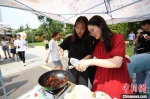 学生烹饪昆虫美食 刘涛 摄 - 新浪湖北