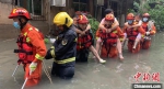图为武汉消防在武昌区营救被困群众。 武汉市消防救援支队供图 - 新浪湖北