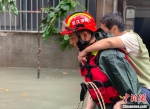图为武汉消防营救被困群众。 武汉市消防救援支队供图 - 新浪湖北