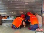 图为武汉消防紧急救援被困群众。 武汉市消防救援支队供图 - 新浪湖北