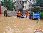 图为武汉消防紧急救援被困群众。  武汉市消防救援支队供图 - 新浪湖北