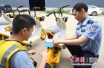 交管民警正在为共享电动单车上牌 谢勇 摄 - Hb.Chinanews.Com