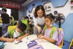 青山区八大家花园托管室，大学生志愿者教孩子们剪纸 - Hb.Chinanews.Com