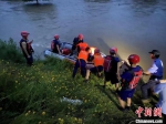 消防将受困人员救上岸 蔡润 摄 - 新浪湖北