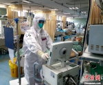 佟岩当时在襄阳中心医院ICU病房工作场景（资料图） 受访者提供 - 新浪湖北