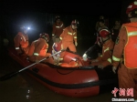湖北随州16日晚因暴雨渍水，消防转移受困人员 程奇 摄 - 新浪湖北