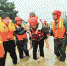 我省消防指战员在河南省长葛市王皮庙村转移受困群众。（通讯员 张旭 摄） - 新浪湖北