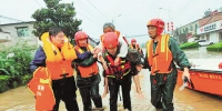 我省消防指战员在河南省长葛市王皮庙村转移受困群众。（通讯员 张旭 摄） - 新浪湖北