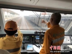 运行中司机与副司机呼唤应答确认信号（范体盛 摄） - Hb.Chinanews.Com