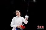 7月24日晚，东京奥运会女子重剑个人赛结束了决赛的较量，中国选手孙一文以11：10战胜罗马尼亚选手波佩斯库，夺得冠军。这是中国体育代表团在本届奥运会的第三枚金牌。图为孙一文在比赛场地内。中新社记者 富田 摄 - 新浪湖北