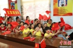 在王宗源的老家，襄阳市体育运动学校师生集体观看直播　杨东　摄 - 新浪湖北