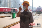 机车“大夫”每天“下蒸上烤”，只为确保暑运安全 - Hb.Chinanews.Com