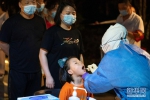 8月3日，市民在武汉市东湖风景区华侨城社区检测点进行核酸检测取样。新华社记者 熊琦 摄 - 新浪湖北