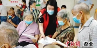 五峰青年志愿者“点单”式支援疫苗接种 - Hb.Chinanews.Com