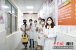 医护上门为中学生接种疫苗 14岁少年吉他弹唱致谢 - Hb.Chinanews.Com