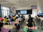 志愿者走进学校，为同学们送上“开学疫情防护第一课” 杜威 摄 - Hb.Chinanews.Com