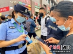 保康民警指导学生家长安装反诈APP - Hb.Chinanews.Com