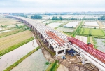 武汉至阳新高速公路鄂州段项目施工现场，工人们正忙着进行现场浇筑和桥梁施工。 （湖北日报全媒记者 薛婷 摄） - 新浪湖北