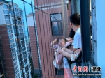 4岁女童被反锁在家 从20楼爬至18楼防盗窗 - Hb.Chinanews.Com