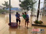 救助被困群众 向雪颖供图 - Hb.Chinanews.Com