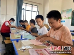 志愿者与学生们制作教师节贺卡 杜威摄 - Hb.Chinanews.Com