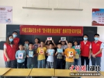 志愿者与学生们制作教师节贺卡 杜威摄 - Hb.Chinanews.Com