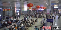 资料图：旅客在宜昌东站候车 - Hb.Chinanews.Com