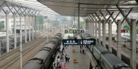 图为旅客在武昌站乘车返程（陈俊 摄） - Hb.Chinanews.Com