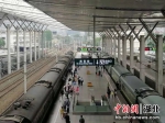图为旅客在武昌站乘车返程（陈俊 摄） - Hb.Chinanews.Com