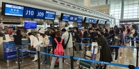 武汉天河机场旅客有序出行。新华网发 - 新浪湖北