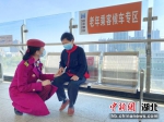 五环大道站站台设置老年乘客候车专区 - Hb.Chinanews.Com