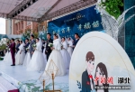 图为集体婚礼现场 张畅 摄 - Hb.Chinanews.Com