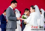 图为集体婚礼现场 张畅 摄 - Hb.Chinanews.Com