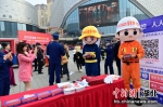消防文创产品受市民青睐。刘康 摄 - Hb.Chinanews.Com