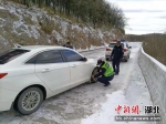首场降雪来袭 保康全警上路保畅通 - Hb.Chinanews.Com