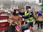 宜昌市夷陵区流动车管所为村民送“考”上门 - Hb.Chinanews.Com