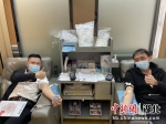 “铁哥们”彭勇(左一)和好友高兴正在献血 肖莉娇 摄 - Hb.Chinanews.Com