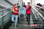武汉地铁循礼门站志愿者为乘客搬送婴儿车 - Hb.Chinanews.Com