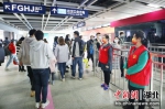 武汉地铁志愿者在循礼门站引导换乘客有序通行 - Hb.Chinanews.Com