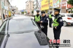 民警对过往车辆进行检查 欧阳智慧 摄 - Hb.Chinanews.Com
