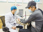 “家庭医生”李春常（左）为居民范隆云细致测量血压并叮嘱注意事项。 （湖北日报全媒记者 龙华 摄） - 新浪湖北